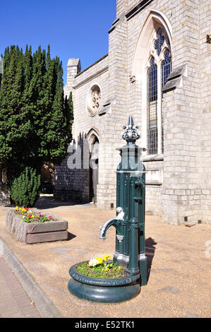 Vieux village pompe en église Saint Pierre, la rue Windsor, Chertsey, Surrey, Angleterre, Royaume-Uni Banque D'Images