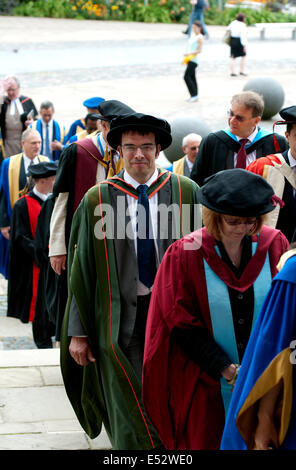 Procession d'universitaires, l'Université de Coventry le jour de graduation à la cathédrale de Coventry, England, UK Banque D'Images