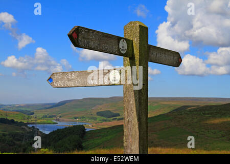 Trans Pennine Trail waymarker et lointain Réservoir à Longdendale Woodhead, Derbyshire Peak District National Park, Angleterre, Royaume-Uni. Banque D'Images