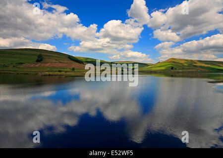 Réservoir Woodhead et Woodhead passer d'theTrans au Sentier Pennine Longdendale, Derbyshire, Peak District National Park, Angleterre, Royaume-Uni. Banque D'Images