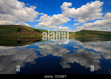 Réservoir Woodhead et Woodhead passer d'theTrans au Sentier Pennine Longdendale, Derbyshire, Peak District National Park, Angleterre, Royaume-Uni. Banque D'Images