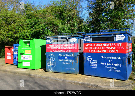 Bacs de recyclage dans le parc automobile, High Street, Chobham, Surrey, Angleterre, Royaume-Uni Banque D'Images