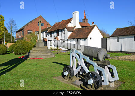 Chobham Cannon et Cottage, la High Street, Chobham, Surrey, Angleterre, Royaume-Uni Banque D'Images