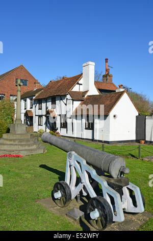 Chobham Cannon et Cottage, la High Street, Chobham, Surrey, Angleterre, Royaume-Uni Banque D'Images