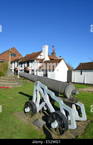 Chobham Cannon et Cottage, la High Street, Chobham, Surrey, Angleterre, Royaume-Uni Banque D'Images