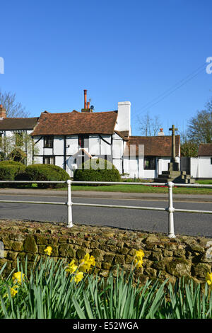 Cannon Cottage & War Memorial, la grande rue, Chobham, Surrey, Angleterre, Royaume-Uni Banque D'Images