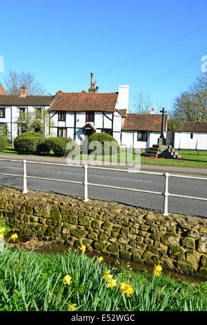 Cannon Cottage & War Memorial, la grande rue, Chobham, Surrey, Angleterre, Royaume-Uni Banque D'Images