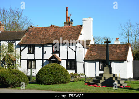 Cannon Cottage & War Memorial, la grande rue, Chobham, Surrey, Angleterre, Royaume-Uni Banque D'Images