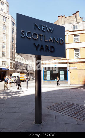 La renommée affiche à l'extérieur de New Scotland Yard, Victoria, Londres. Banque D'Images