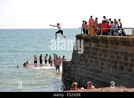 Brighton, Sussex, UK. 18 juillet, 2014. Jeunes sautant d'un épi sur la plage de Brighton aujourd'hui dans le temps chaud, sautant d'une hauteur dans la mer est connue sous le nom de désactivation et est découragée par les sauveteurs comme il y a eu des blessures graves au cours des dernières années de crédit : Simon Dack/Alamy Live News Banque D'Images