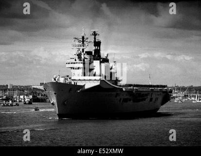 AJAXNETPHOTO - (PMO-01) 3 SEP 2001, PORTSMOUTH, ANGLETERRE. LE PORTE-AVIONS HMS ILLUSTRIOUS QUITTE PORTSMOUTH HARBOUR POUR SE RENDRE DANS LE GOLFE PERSIQUE POUR PARTICIPER À L'EXERCICE SAFE SARIA. PHOTO : JONATHAN EASTLAND/AJAX. RÉF. : 030901/16A. Banque D'Images