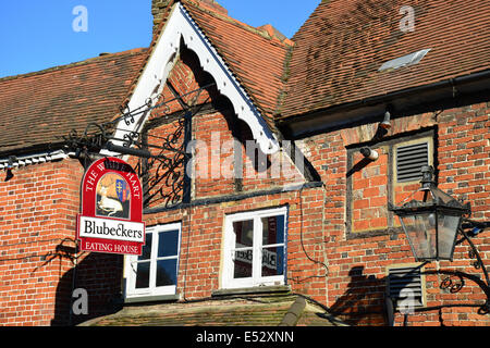 Le White Hart Blubeckers restaurant sign, la High Street, Chobham, Surrey, Angleterre, Royaume-Uni Banque D'Images