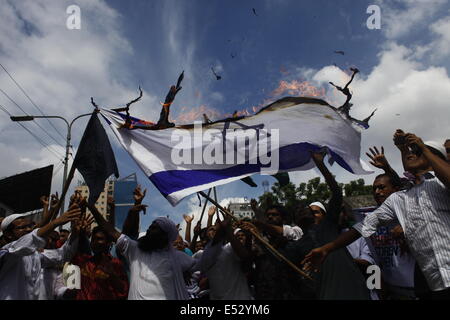 Dhaka, Bangladesh. 18 juillet, 2014. Des militants de partis islamiques du Bangladesh ont mis le feu à un drapeau israélien lors d'une protestation contre les attaques israéliennes sur Gaza, à Dhaka le 18 juillet 2014. La mort a frappé 261 Gaza sans frais le 18 juillet comme Israël appuyé sur une offensive terrestre majeure sur le 11e jour d'une opération visant à éradiquer de fusée, la militante medecins dit Crédit : zakir Hossain Chowdhury zakir/Alamy Live News Banque D'Images