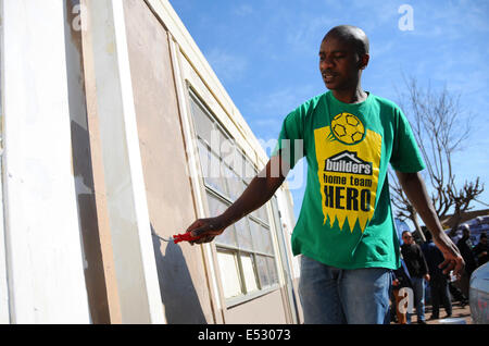 Johannesburg, Afrique du Sud. 18 juillet, 2014. Un bénévole peint le mur d'un orphelinat dans le bidonville de Tembisa à Johannesburg, Afrique du Sud, le 18 juillet 2014. Les gens en Afrique du Sud a célébré vendredi la Journée internationale Nelson Mandela en consacrant 67 minutes à faire des œuvres sociales pour le bien des autres. Zhang © Chuanshi/Xinhua/Alamy Live News Banque D'Images