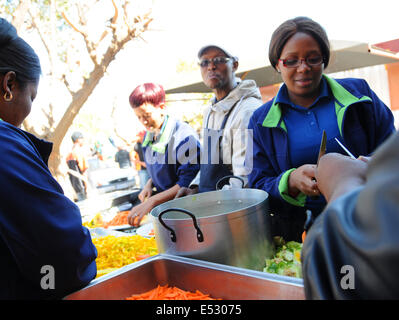 Johannesburg, Afrique du Sud. 18 juillet, 2014. Les bénévoles préparent les repas pour les enfants dans le bidonville de Tembisa à Johannesburg, Afrique du Sud, le 18 juillet 2014. Les gens en Afrique du Sud a célébré vendredi la Journée internationale Nelson Mandela en consacrant 67 minutes à faire des œuvres sociales pour le bien des autres. Zhang © Chuanshi/Xinhua/Alamy Live News Banque D'Images