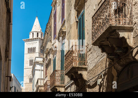 Vieux balcons de fer à Trani est de retour avec les rues de clocher de la cathédrale en arrière-plan, Trani, Puglia, Italie. Banque D'Images