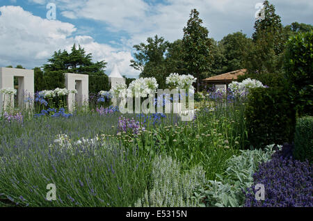 Vue sur le jardin de la retraite seulement au RHS Hampton Court Palace Flower Show 2014. Banque D'Images