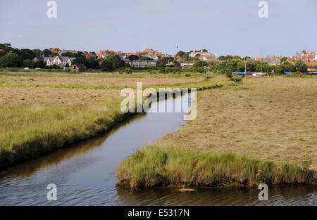 Vues autour de la ville balnéaire de Suffolk Aldeburgh UK Creek Ruisseau ou de la rivière terres humides de l'estuaire de l'ADLE et roselières Banque D'Images