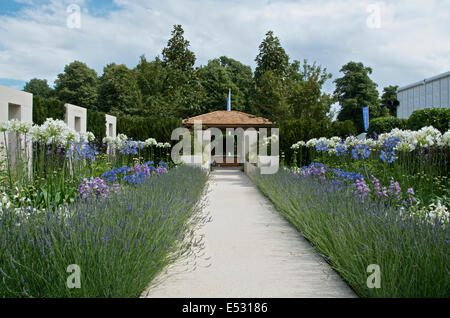 Afficher le long de la voie centrale dans le jardin de la retraite seulement au RHS Hampton Court Palace Flower Show 2014. Banque D'Images