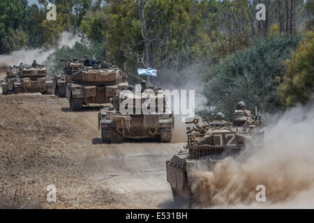 Frontière de Gaza, l'opération de protection. 18 juillet, 2014. Markava réservoirs aux Israéliens dans le sud d'Israël près de la frontière avec Gaza, le 11e jour de l'opération de protection, le 18 juillet 2014. Le Premier ministre israélien Benjamin Netanyahu a déclaré vendredi que les forces de défense israéliennes (FDI) est prêt à étendre l'opération terrestre dans la bande de Gaza si nécessaire. Source : Xinhua/JINI/Alamy Live News Banque D'Images