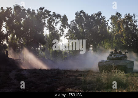 Frontière de Gaza, l'opération de protection. 18 juillet, 2014. Un Israélien Markava tank s'exécute dans le sud d'Israël près de la frontière avec Gaza, le 11e jour de l'opération de protection, le 18 juillet 2014. Le Premier ministre israélien Benjamin Netanyahu a déclaré vendredi que les forces de défense israéliennes (FDI) est prêt à étendre l'opération terrestre dans la bande de Gaza si nécessaire. Source : Xinhua/JINI/Alamy Live News Banque D'Images