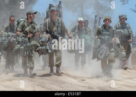 Frontière de Gaza, l'opération de protection. 18 juillet, 2014. Les soldats de combat israéliens à pied vers une zone de transit dans le sud d'Israël près de la frontière avec Gaza, le 11e jour de l'opération de protection, le 18 juillet 2014. Le Premier ministre israélien Benjamin Netanyahu a déclaré vendredi que les forces de défense israéliennes (FDI) est prêt à étendre l'opération terrestre dans la bande de Gaza si nécessaire. Source : Xinhua/JINI/Alamy Live News Banque D'Images