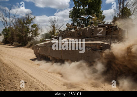 Frontière de Gaza, l'opération de protection. 18 juillet, 2014. Un Israélien Markava tank s'exécute dans le sud d'Israël près de la frontière avec Gaza, le 11e jour de l'opération de protection, le 18 juillet 2014. Le Premier ministre israélien Benjamin Netanyahu a déclaré vendredi que les forces de défense israéliennes (FDI) est prêt à étendre l'opération terrestre dans la bande de Gaza si nécessaire. Source : Xinhua/JINI/Alamy Live News Banque D'Images