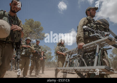 Frontière de Gaza, l'opération de protection. 18 juillet, 2014. Les soldats de combat israéliens à pied vers une zone de transit dans le sud d'Israël près de la frontière avec Gaza, le 11e jour de l'opération de protection, le 18 juillet 2014. Le Premier ministre israélien Benjamin Netanyahu a déclaré vendredi que les forces de défense israéliennes (FDI) est prêt à étendre l'opération terrestre dans la bande de Gaza si nécessaire. Source : Xinhua/JINI/Alamy Live News Banque D'Images