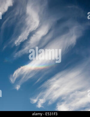 L'iridescence des nuages formant un arc-en-ciel dans les nuages cirrus Banque D'Images