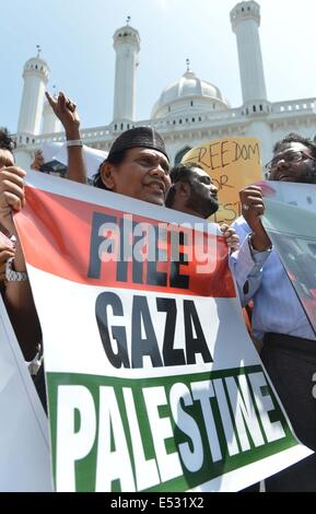 Colombo, Sri Lanka. 18 juillet, 2014. Les musulmans du Sri Lanka, une manifestation dénonçant Israël et ses offensives contre les Palestiniens dans la bande de Gaza à Colombo, Sri Lanka, le 18 juillet 2014. Crédit : A. Rajitha/Xinhua/Alamy Live News Banque D'Images