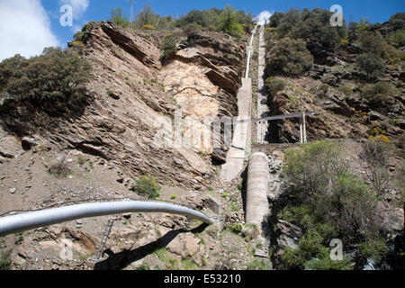 Pour le pipeline d'électricité HEP Rivière Rio Poqueira gorge haute vallée, Alpujarras, Sierra Nevada, Granada Province, Espagne Banque D'Images