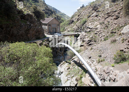 Pour le pipeline d'électricité HEP Rivière Rio Poqueira gorge haute vallée, Alpujarras, Sierra Nevada, Granada Province, Espagne Banque D'Images