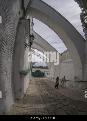 17 juillet 2014 - Ancient stone road à Kiev-petchersk monastère, Kiev, Ukraine. UNESCO World Heritage. (Crédit Image : © Igor Golovniov/Zuma sur le fil) Banque D'Images