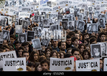 Buenos Aires, Argentine. 18 juillet, 2014. Résidants, portraits de victimes à un rassemblement pour commémorer le 20e anniversaire de l'attaque terroriste contre l'Association mutuelle israélite argentine (AMIA, pour son sigle en espagnol), à Buenos Aires, capitale de l'Argentine, le 18 juillet 2014. La commémoration a débuté à 9 h 53, le moment exact où l'explosion à l'entrée du bâtiment de l'AMIA est survenue le 18 juillet 1994, laissant 85 morts et plus de 300 blessés. Crédit : Martin Zabala/Xinhua/Alamy Live News Banque D'Images