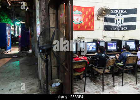 Les enfants jouer à des jeux vidéo sur un site web cafe au Vieux Caire, Egypte Banque D'Images