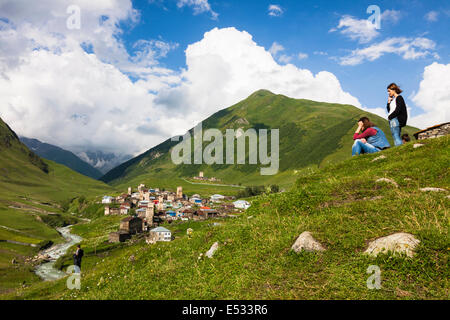 Zhibiani, le plus élevé des quatre villages formant Ushguli. La région de Svaneti, Géorgie Banque D'Images