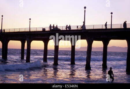 Coucher du soleil à la Manhattan Beach pier en Californie du Sud Banque D'Images