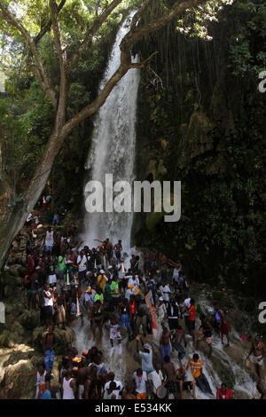 (140718) -- PORT-AU-PRINCE, le 18 juillet 2014 (Xinhua) -- Image prise le 16 juillet 2014, montre les adorateurs de voodoo baignade dans une cascade pendant le saut d'eau célébration annuelle à Mirebalais, à 150 km de Port au Prince, Haïti. Des milliers d'adorateurs du vaudou Haïti faire un voyage religieux chaque été à Mirebalais village, l'espoir d'être purifié dans les eaux saintes du waterwall de saut d'eau. On croit qu'il y a 150 ans, le Saint Patron d'Haïti, Dame de Monte Carmelo, est apparu sur un palmier en saut d'eau, il est considéré dans la culture vaudou d'Haïti comme la déesse de l Banque D'Images