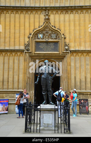 Comte de Pembroke à l'extérieur statue Bodleian Library, l'Université de Oxford, Oxford, Oxfordshire, Angleterre, Royaume-Uni Banque D'Images