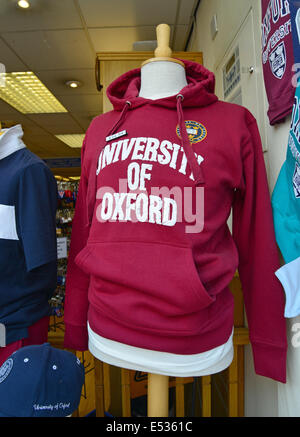 Université d'Oxford en sweat shop window, High Street, Oxford, Oxfordshire, Angleterre, Royaume-Uni Banque D'Images