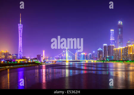 Guangzhou, Chine skyline sur la rivière des Perles. Banque D'Images