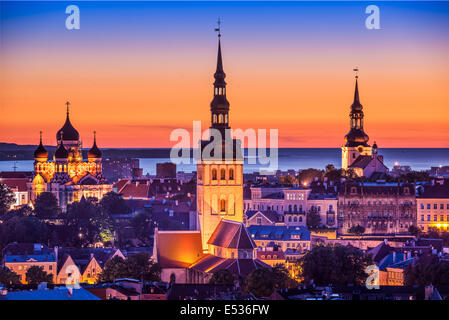 Tallinn, Estonie au coucher du soleil. Banque D'Images