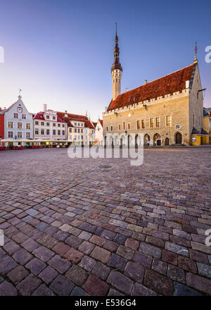 Tallinn, Estonie lors de l'ancienne place de l'Hôtel de Ville. Banque D'Images