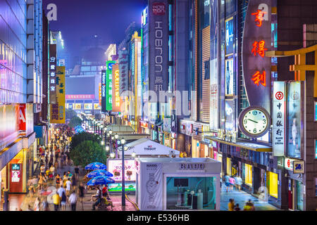 CHENGDU, CHINE - 2 juin 2014 : Train Station Street la nuit. Banque D'Images