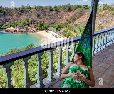 Une dame se détend sur un hamac à l'hôtel Villas Carrizalillo à Puerto Escondido, Oaxaca, Mexique. Banque D'Images
