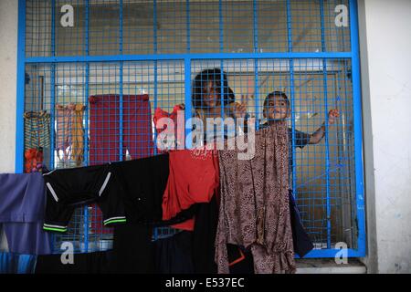 La bande de Gaza. 18 juillet, 2014. Les enfants palestiniens qui ont fui leur maison qui est adjacente à la frontière avec Israël, sont vus depuis un système Windows à une école des Nations Unies dans la ville de Gaza le 18 juillet 2014. Environ 300 Palestiniens ont été tués et 2 100 blessés dans la vaste offensive de l'armée israélienne sur la bande de Gaza qui a commencé le 8 juillet, ont déclaré tôt le samedi. Credit : Wissam Nassar/Xinhua/Alamy Live News Banque D'Images