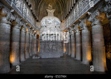 Cave 26 : Stupa avec Bouddha assis sur un trône de lion avec ses pieds reposant sur le lotus. Grottes d'Ajanta, Aurangabad, Maharashtra Banque D'Images