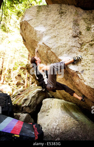 Un homme monte un rocher, ou bloc, près du chef Stawamus. Squamish BC, Canada. Banque D'Images