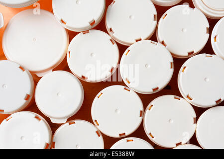 High angle shot d'un groupe de médicaments sur ordonnance des bouteilles. Les sommets sont vierges et sont de tailles diverses. Format horizontal Banque D'Images