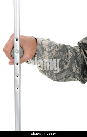 Libre d'un soldat se tenant à la poignée d'une béquille. Seuls ses mains et bras sont visibles. L'homme porte camouflage. Banque D'Images